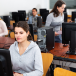 Teciomar Ábila destaca a importância de uma educação que une desenvolvimento humano e tecnológico, formando cidadãos completos para o futuro.