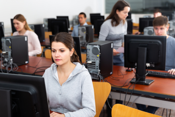 Teciomar Ábila destaca a importância de uma educação que une desenvolvimento humano e tecnológico, formando cidadãos completos para o futuro.