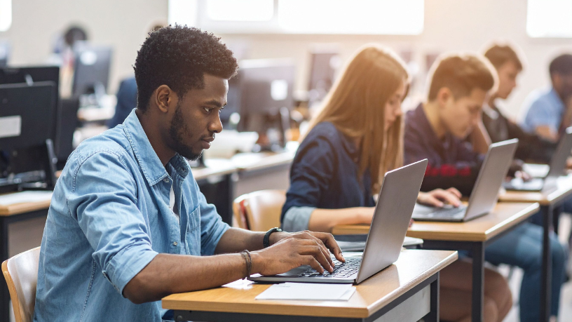 Sob a visão de Teciomar Ábila, o equilíbrio entre conhecimento e valores é a base para um desenvolvimento humano e tecnológico sustentável.