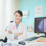 A detecção precoce do câncer de mama e o papel da mamografia na prevenção explicados com clareza por Vinicius Tadeu Sattin Rodrigues, destacando a importância do diagnóstico antecipado.