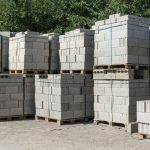 Entenda o que as normas técnicas dizem sobre resistência, absorção e durabilidade dos blocos de concreto, com a análise e experiência de Valderci Malagosini Machado.