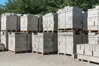 Entenda o que as normas técnicas dizem sobre resistência, absorção e durabilidade dos blocos de concreto, com a análise e experiência de Valderci Malagosini Machado.