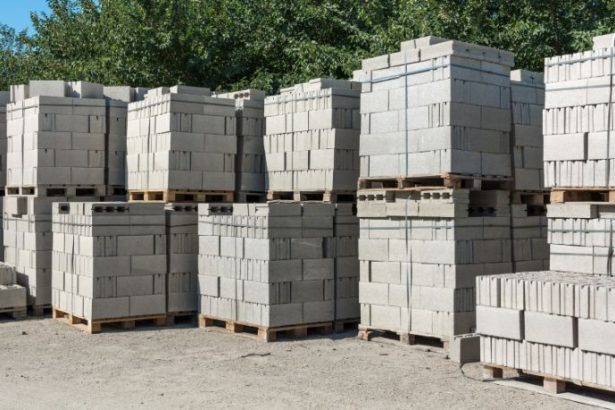 Entenda o que as normas técnicas dizem sobre resistência, absorção e durabilidade dos blocos de concreto, com a análise e experiência de Valderci Malagosini Machado.